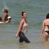 Juliana Didone deixa o mar na praia carioca da Zona Oeste do Rio de Janeiro, nesta sexta-feira; atriz entrou na água de roupa após se exercitar na orla