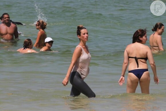 Juliana Didone deixa o mar na praia carioca da Zona Oeste do Rio de Janeiro, nesta sexta-feira; atriz entrou na água de roupa após se exercitar na orla