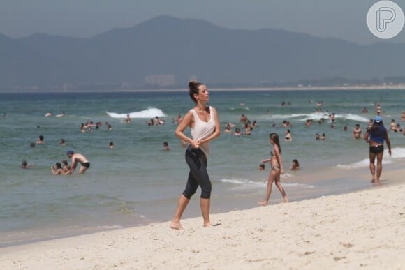 Juliana Didone vai à praia da Barra da Tijuca, no Rio, de roupa e cai no mar