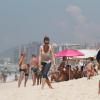 Juliana Didone se refresca durante banho de mar em praia da Barra, no Rio de Janeiro, nesta sexta-feira, 3