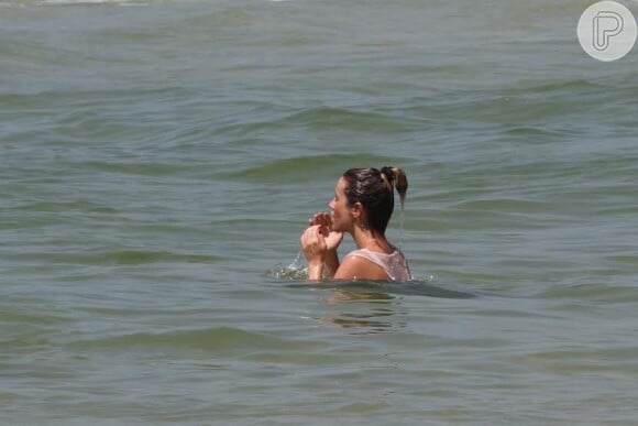Juliana Didone fez tradicional corrida na praia da Barra da Tijuca nesta sexta-feira (3); após exercício, atriz tomou banho de mar de roupa
