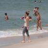 Com corpo em forma, Juliana Didone arranca olhares de banhista na praia da Barra da Tijuca, no Rio, nesta sexta-feira (3)