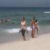 Juliana Didone caminha na praia da Barra da Tijuca, Zona Oeste do Rio de Janeiro