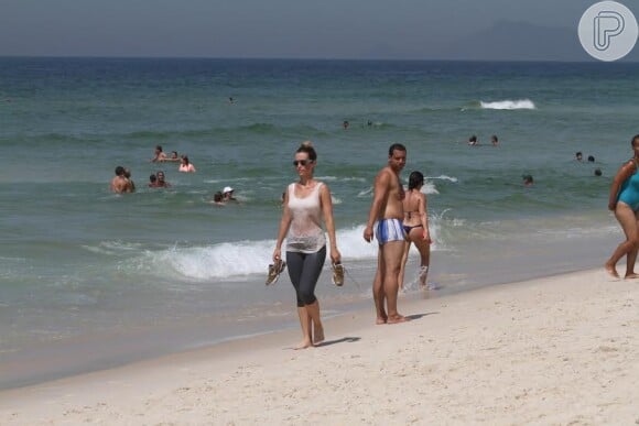 Juliana Didone caminha na praia da Barra da Tijuca, Zona Oeste do Rio de Janeiro