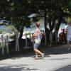 Juliana Didone fez tradicional corrida na praia da Barra da Tijuca nesta sexta-feira (3); após exercício, atriz tomou banho de mar de roupa