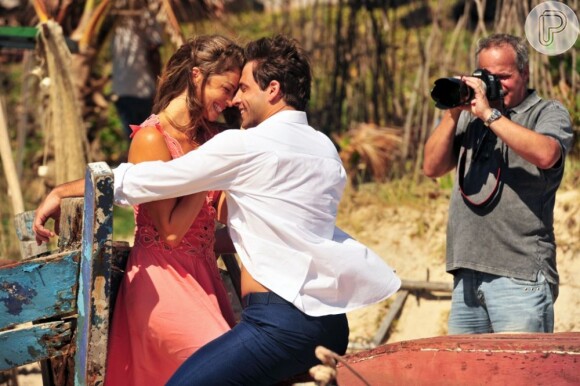 Grazi Massafera e Henri Castelli interpretam o casal protagonista de 'Flor do Caribe', em foto de bastidores de gravação divulgada pela TV Globo nesta sexta-feira, 4 de janeiro