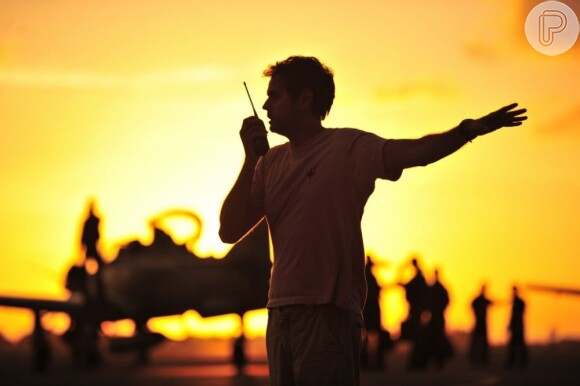 Leonardo Nogueira dirige cena de 'Flor do Caribe' em uma base aérea