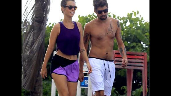 Juliana Didone exibe barriga de fora durante caminhada com o namorado, no Rio