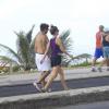 Juliana Didone e o namorado Flávio Rossi caminham na orla da Barra da Tijuca, no Rio; o namoro dos dois já ultrapassa três meses