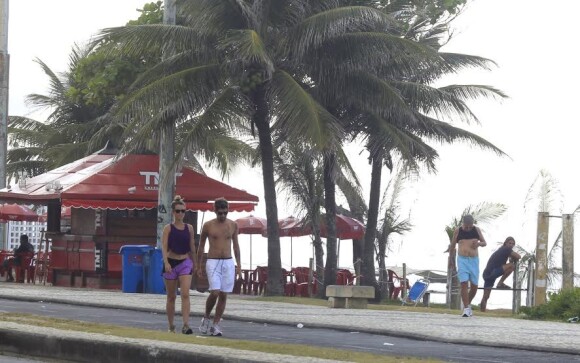 Juliana Didone faz caminhada com o namorado na Barra da Tijuca nesta segunda-feira, 6 de janeiro de 2014