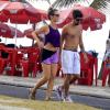Juliana Didone e o namorado Flávio Rossi fazem caminhada na Orla da Barra da Tijuca, no Rio; atriz está no elenco de 'Pecado Mortal', da Record