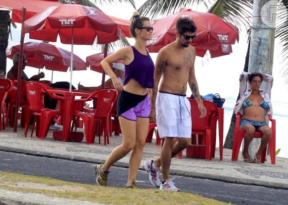 Juliana Didone e o namorado Flávio Rossi fazem caminhada na Orla da Barra da Tijuca, no Rio; atriz está no elenco de 'Pecado Mortal', da Record