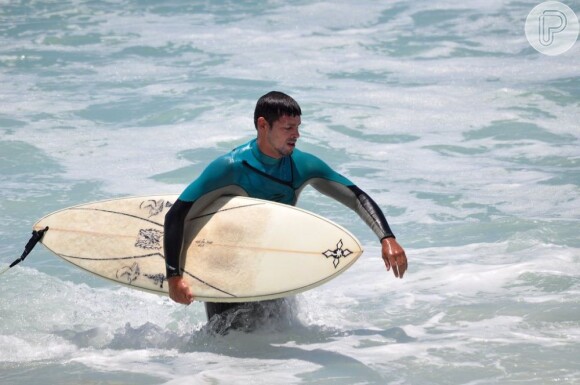 Cauã Reymond aproveitou sol forte no Rio para surfar na Prainha, na zona oeste do Rio, neste sábado, 5 de janeiro de 2013