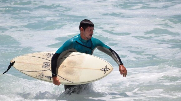 Cauã Reymond aproveita tempo bom no Rio para dar show de surfe em praia