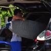 Cauã Reymond retira a prancha de surfe de seu carro