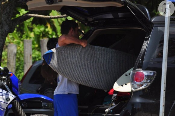 Cauã Reymond retira a prancha de surfe de seu carro
