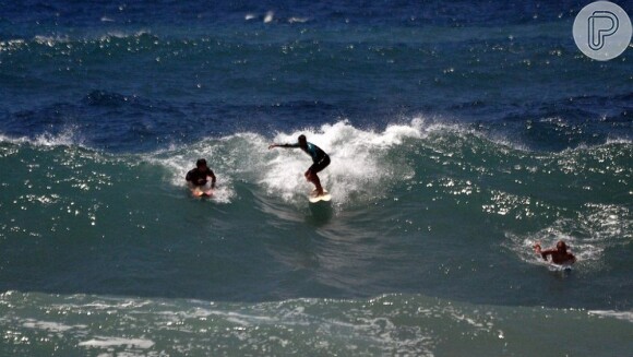 Cauã dá show de surfe nas ondas