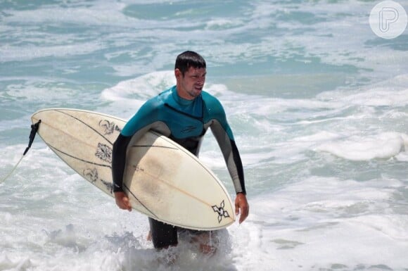 Cauã termina sua sessão de surfe