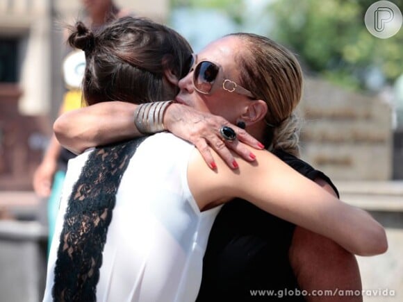 Pilar (Susana Vieira) recebe o abraço de Patrícia (Maria Casadevall) na gravação das cenas do enterro de Leila (Fernanda Machado), em 'Amor à Vida', em 7 de janeiro de 2014