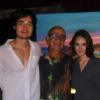 Isabelle Drummond e o cantor Tiago Iorc foram juntos a um jantar com o artista plástico Vilmar Madruga