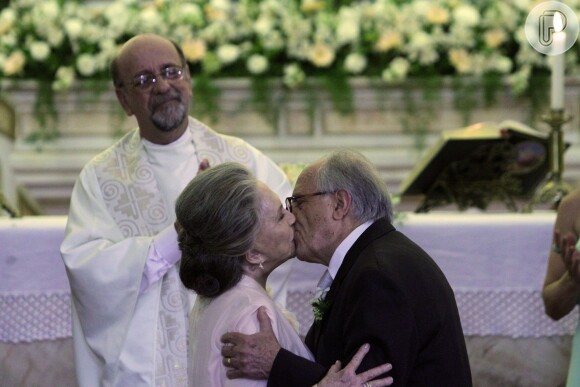 Bernarda e Lutero se casam e trocam juras de amor, em 'Amor à Vida', em 8 de janeiro de 2014