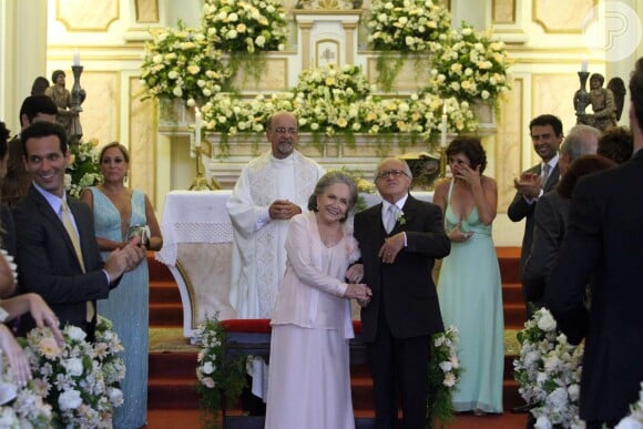 Pilar fica ao lado de Fálix no altar do casamento de Bernarda e Lutero