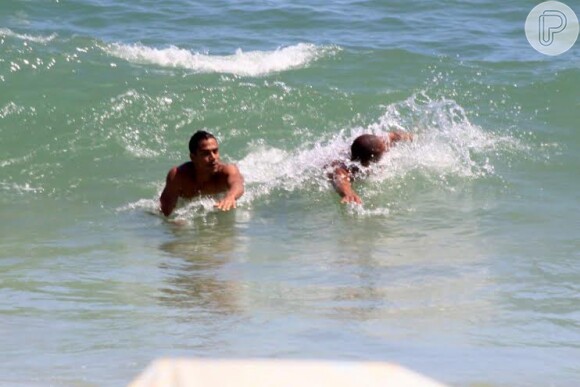 O ator Micael Borges curtiu a praia do Leblon, Zona Sul do Rio de Janeiro, nesta quarta-feira, 8 de janeiro de 2014