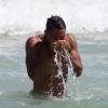 Micael Borges se refresca na praia do Leblon, Zona Sul do Rio de Janeiro, nesta quarta-feira, 8 de janeiro de 2014