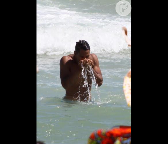 Micael Borges se refresca na praia do Leblon, Zona Sul do Rio de Janeiro, nesta quarta-feira, 8 de janeiro de 2014