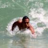 Micael Borges pega jacaré na praia do Leblon, Zona Sul do Rio de Janeiro, nesta quarta-feira, 8 de janeiro de 2014