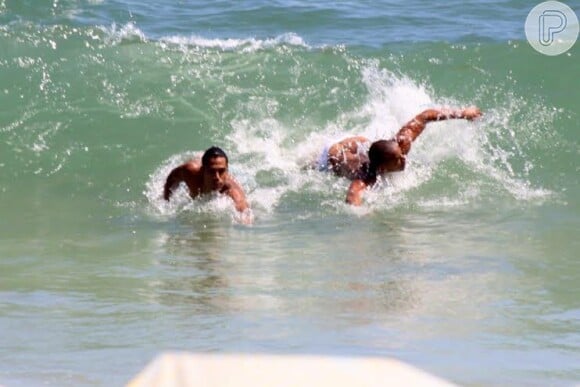 Micael Borges pega jacaré na praia do Leblon, Zona Sul do Rio de Janeiro, nesta quarta-feira, 8 de janeiro de 2014