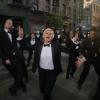 Ellen DeGeneres dança e dubla a música 'The Walker', da banda Fitz and The Tantrums, acompanhada de 250 bailarinos, todos vestidos de smoking, no trailer do Oscar 2014