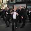 Ellen DeGeneres dança e dubla a música 'The Walker', da banda Fitz and The Tantrums, acompanhada de 250 bailarinos, todos vestidos de smoking, no trailer do Oscar 2014