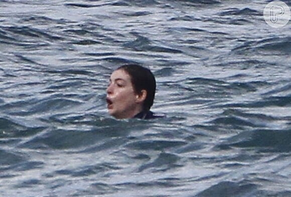 Anne Hathaway estava nadando, quando machucou o pé