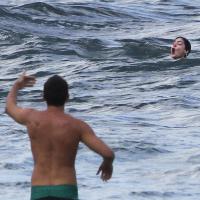 Anne Hathaway quase se afoga em praia do Havaí após machucar o pé. Veja fotos