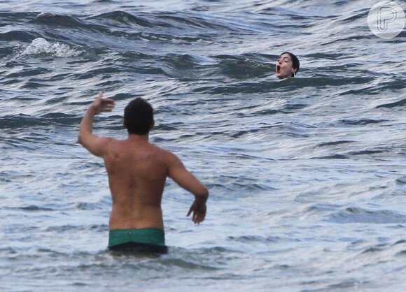 Anne Hathaway quase se afogou no Havaí nesta quarta-feira (08 de janeiro de 2014)