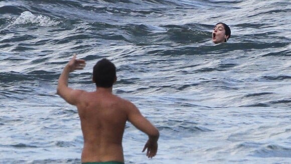 Anne Hathaway quase se afoga em praia do Havaí após machucar o pé. Veja fotos
