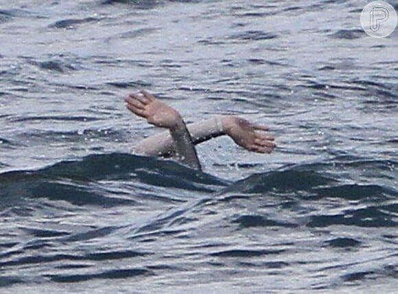 Anne Hathaway não conseguiu sair do mar, após machucar o pé