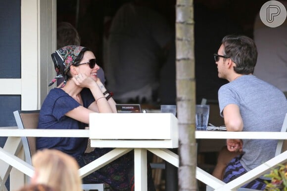 Anne Hathaway e o marido, Adam Shulman, estão no Havaí desde o início desta semana