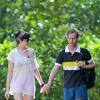 No Havaí, Anne Hathaway e Adam Shulman aproveitam tempo livre para caminhar