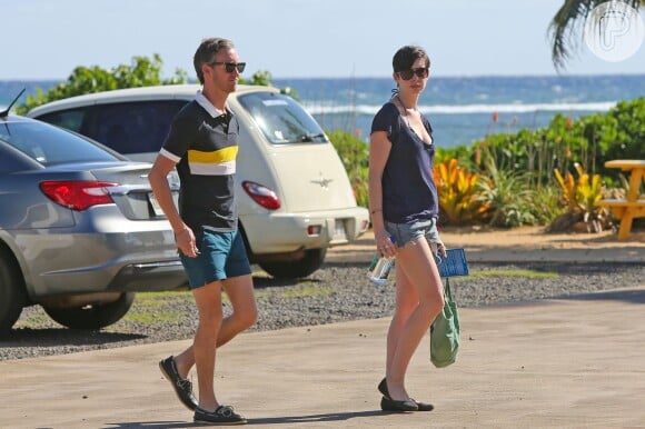 Anne Hathaway e o marido, Adam Shulman, estão passando férias no Havaí