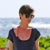 Anne Hathaway tem aproveitado as férias no Havaí para pegar sol