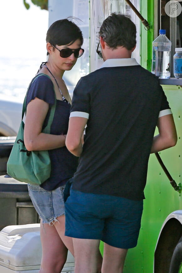 Anne Hathaway e o marido, Adam Shulman, foram flagrados comprando lanches naturais