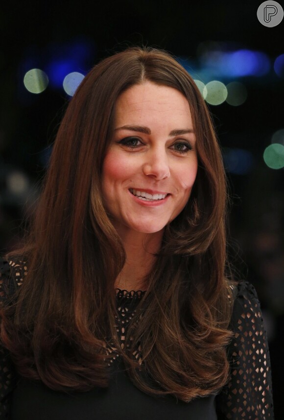 Kate Middleton escureu os cabelos em dezembro de 2013 no luxuoso salão do hairstylist Rossano Ferretti, em Londres, um dos mais caros do país, onde ficou cerca de seis horas para mudar o visual