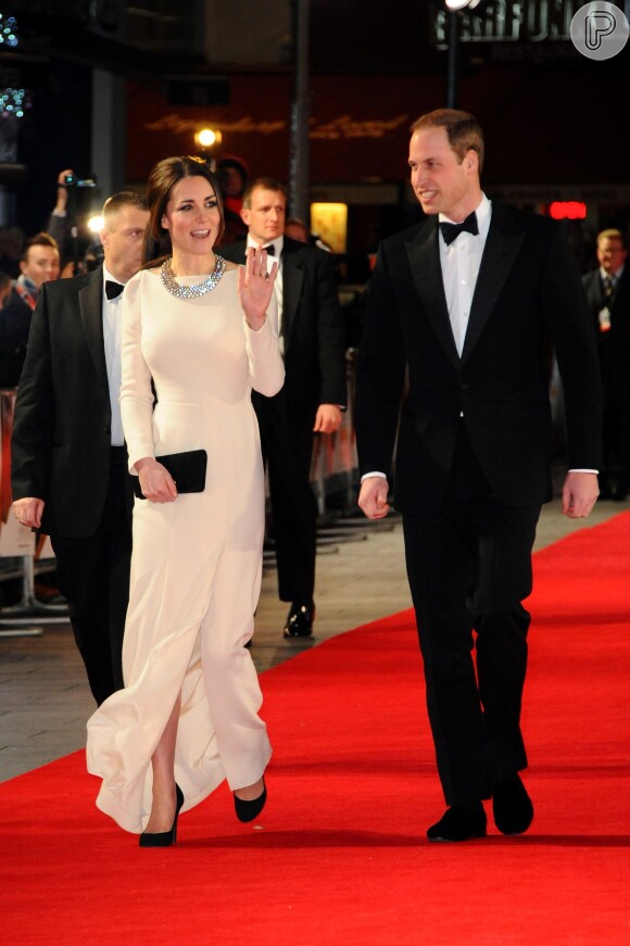 Kate Middleton com príncipe William na première do filme 'Mandela: Long Walk To Freedom', no Odeon in Leicester Square, no Reino Unido, em 5 de dezembro de 2013. Na ocasião, a duquesa usou um longo branco de Roland Mouret e maxi-colar no valor de US$ 36 (cerca de R$ 84), da Zara