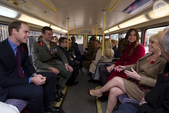 A duquesa foi acompanhada do marido, príncipe William, durante um passeio de ônibus em novembro de 2013, em Londres, na Inglaterra. O casal real andou em um veículo da década de 1960, num tour oficial durante o Legion Poppy Day, também chamado de Remembrance Day