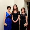 Kate Middleton usou vestido longo de seda azul escuro Jenny Packham para participar de jantar beneficente em Londres, em outubro de 2013