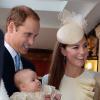 Kate Middleton usa vestido do mesmo estilista do modelo de seu casamento em batizado do filho, o príncipe George Alexander Louis, em 23 de outubro de 2013