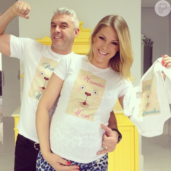 Ana Hickmann posta foto de camiseta branca junto com o marido Alexandre; os dois apareceram com a camisa exibindo mensagem para homenagear a chegada do primeiro filho: 'Mamãe Urso' e 'Papai Urso'