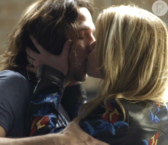 Na novela 'Rock Story', Léo Régis (Rafael Vitti) términa namoro com Diana (Alinne Moraes) após flagrar beijo da ex-namorada em Gui (Vladimir Brichta)